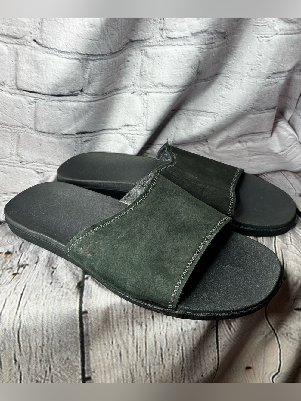 OluKai Men's Black Leather Slides Casual Outdoor Beach Resort Sandals Size 13